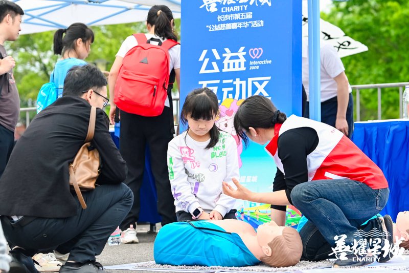 老人救助：社会温暖的缩影
