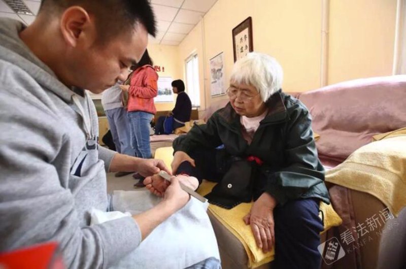 怎样为老年人选择适宜的救助方案